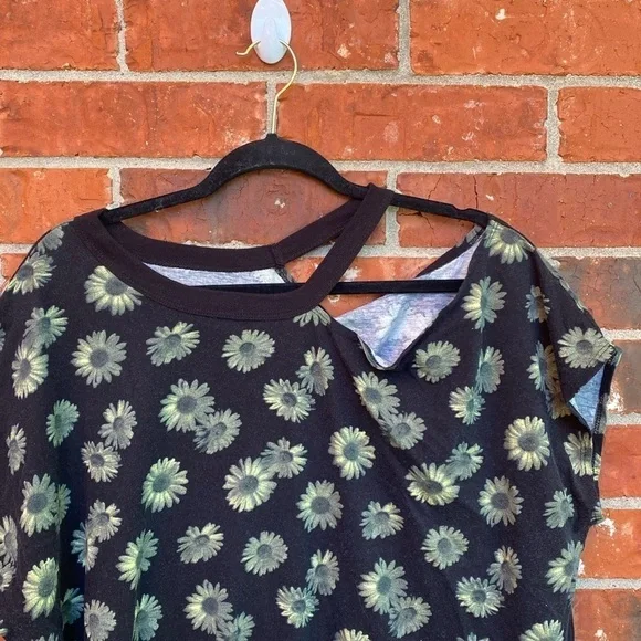 Torrid 3 Womens LoveSick Asymmetrical Cold Shoulder Tee Cotton Daisy Black - Picture 3 of 9